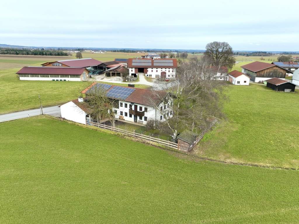 Immobilie in Taufkirchen - Ländliches Anwesen mit großzügigen 310 m² Wohnfläche und 866 m² Grundstück mit Weitblick - Bild 1