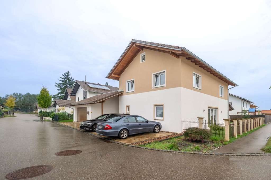 Immobilie in Tittmoning - Modernes Einfamilienhaus von 2019 mit Garten und Doppelgarage - Bild 0