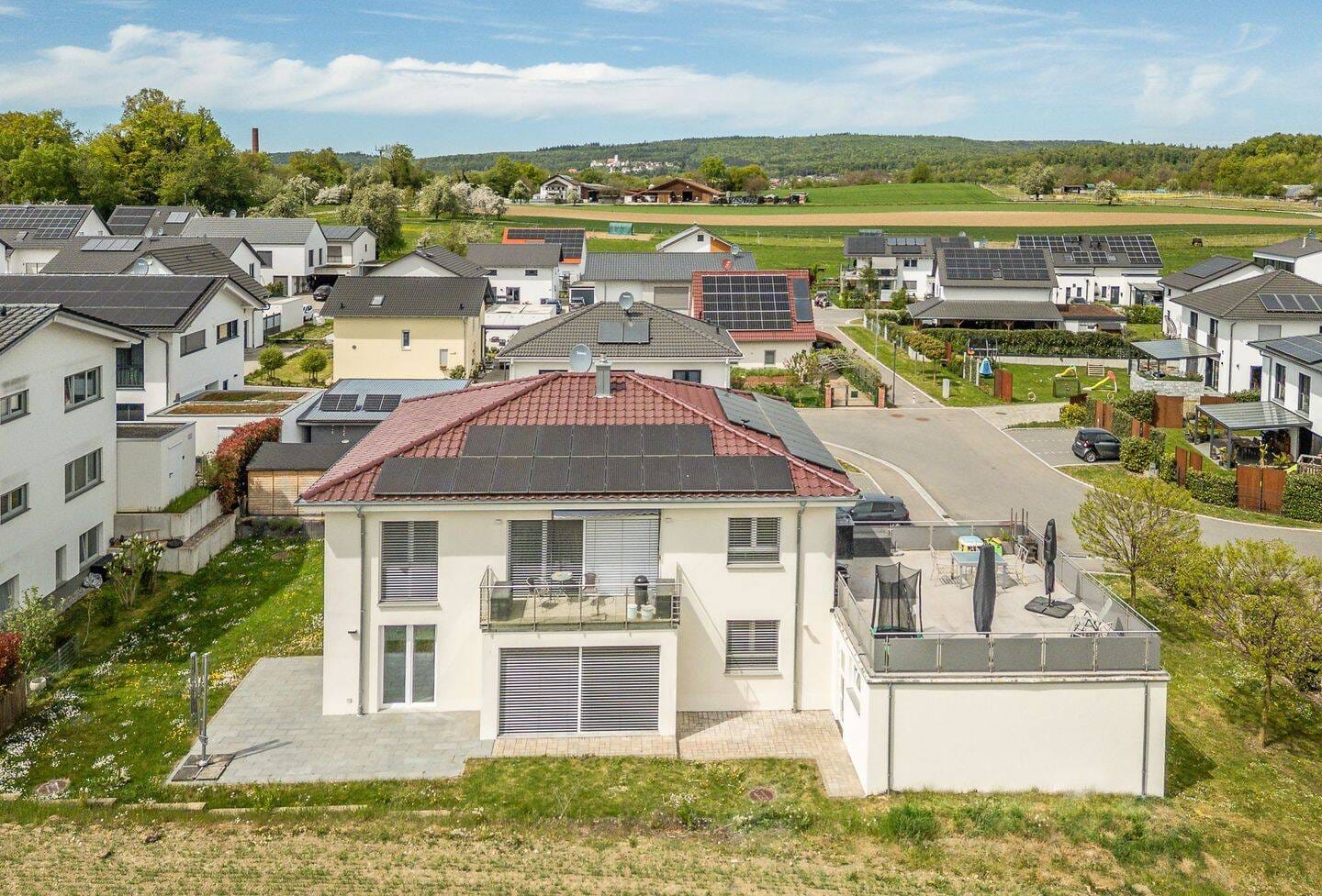 Immobilie in Volkertshausen - Modernes, freistehendes Zweifamilienhaus mit Freiblick & Südausrichtung in Volkertshausen - Bild 0