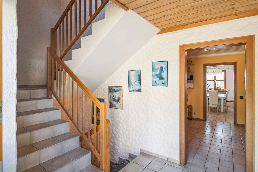Immobilie in Fürstenstein - Großzügiges Einfamilienhaus mit traumhaftem Fernblick, XXL-Balkon, großer Terrasse und Ausbaureserve - Bild 3