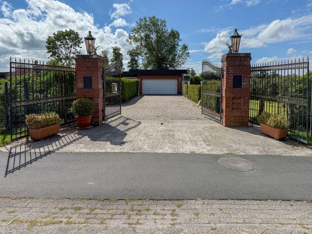 Immobilie in Südbrookmerland - Sanierungsbedürftiger Bungalow im Villenstil mit traumhaftem Grundriss - Bild 1
