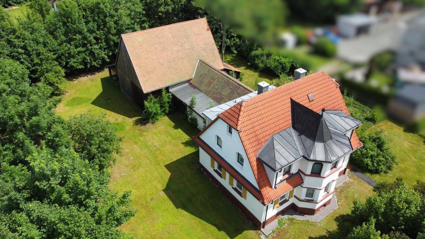 Immobilie in Weidenberg - Idyll in der Ortsmitte - Zwei Häuser, sofort frei, großes Grundstück - Bild 1