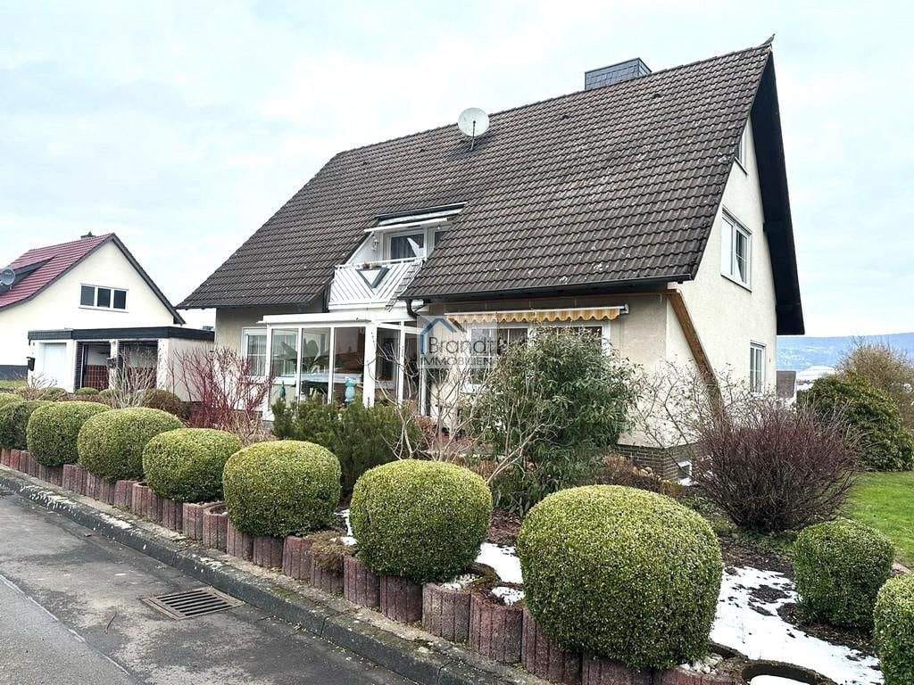Immobilie in Reinhardshagen - Interessantes, freistehendes Zweifamilienhaus mit Doppelgarage - Bild 1