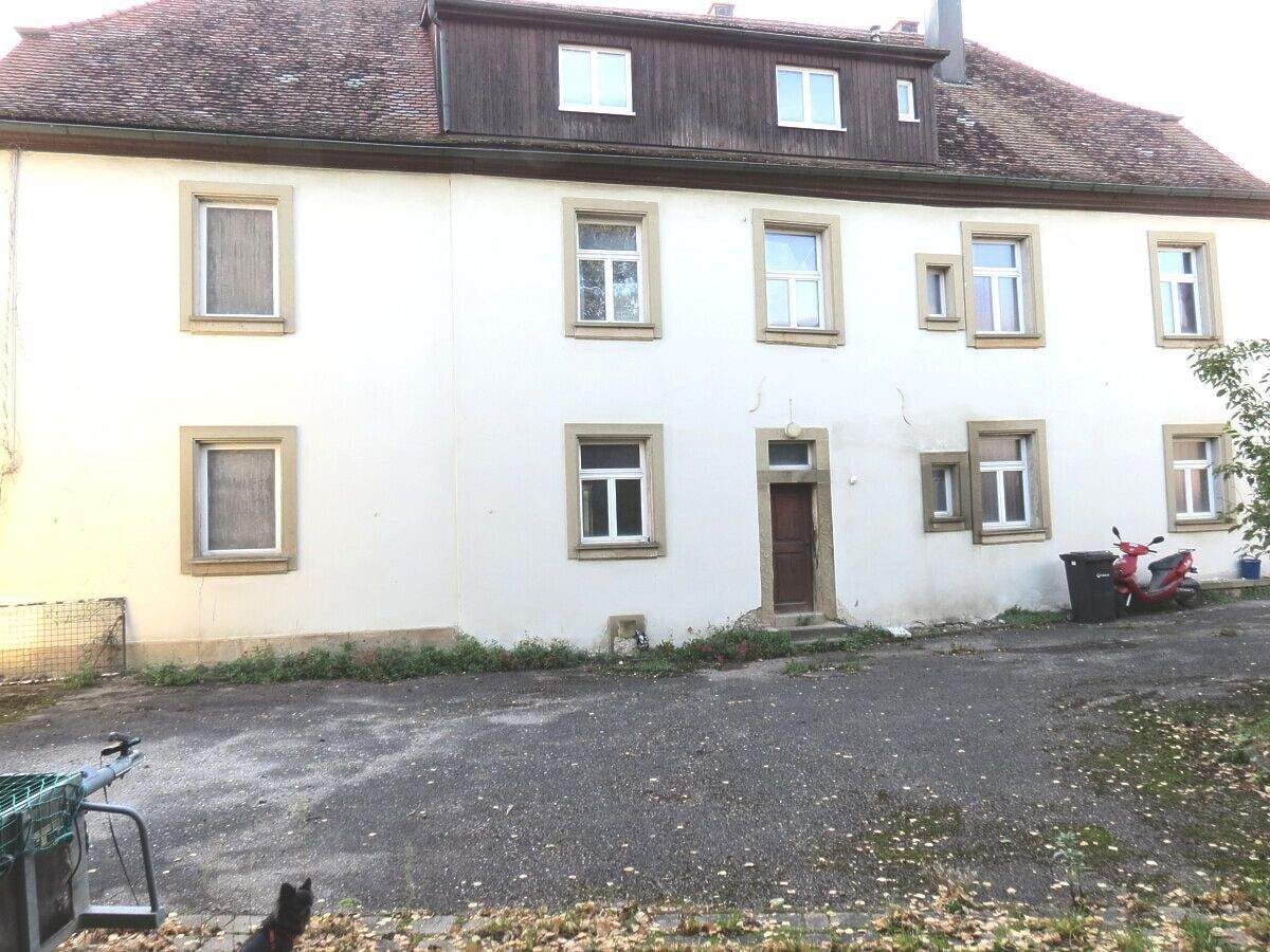 Immobilie in Rot am See - Preisgünstig - Teilsanierte 4-Zimmer Wohnung mit Gartenanteil zentral in Rot am See - Bild 0