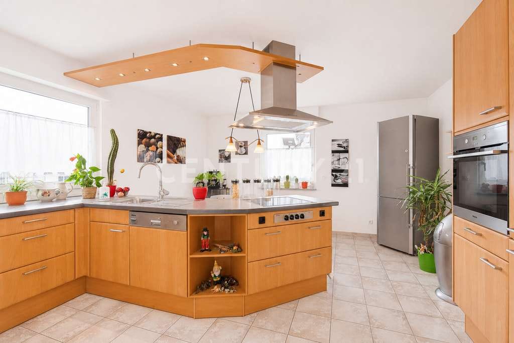 Immobilie in Essenheim - Großzügiges Zweifamilienhaus | 225 m² Wfl. | 2 Gärten | 4 Garagen | ca. 1.178 m² Grundstück - Bild 2