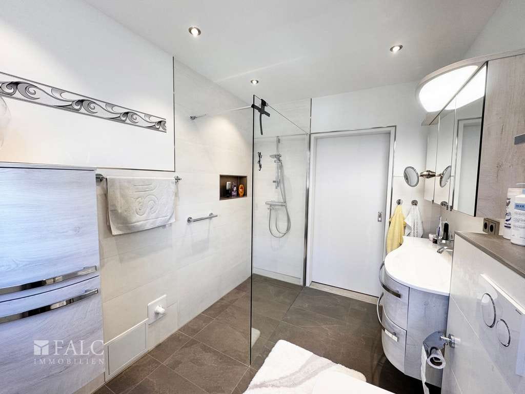 Immobilie in Hermsdorf - Extravagante Wohnung mit exklusivem Bad und Balkon sowie privatem Stellplatz und Einbauküche - Bild 2