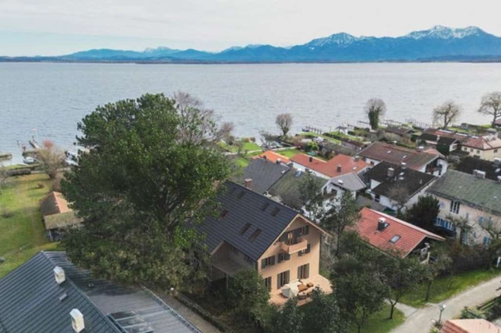 Immobilie in Chiemsee - Fraueninsel - Fischerhaus mit eigenem Seeufer, Bootsanleger, Bootshaus und Außenboje - Bild 1