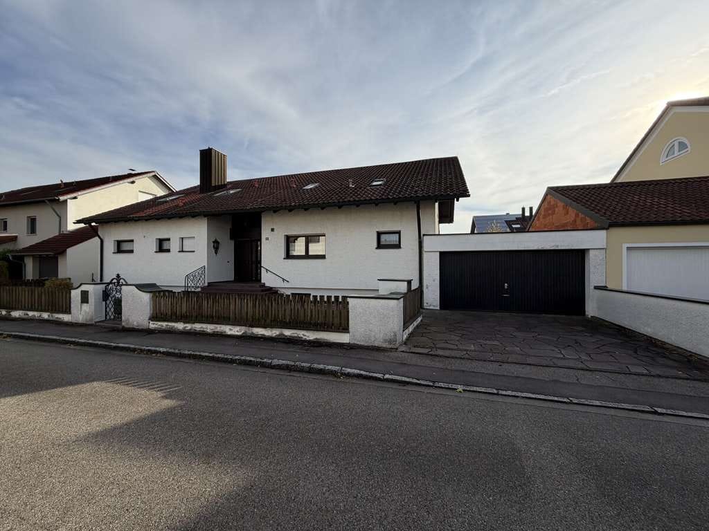 Immobilie in Gaimersheim - Großzügiges Zweifamilienhaus mit großem Garten und vielen Möglichkeiten - Bild 0