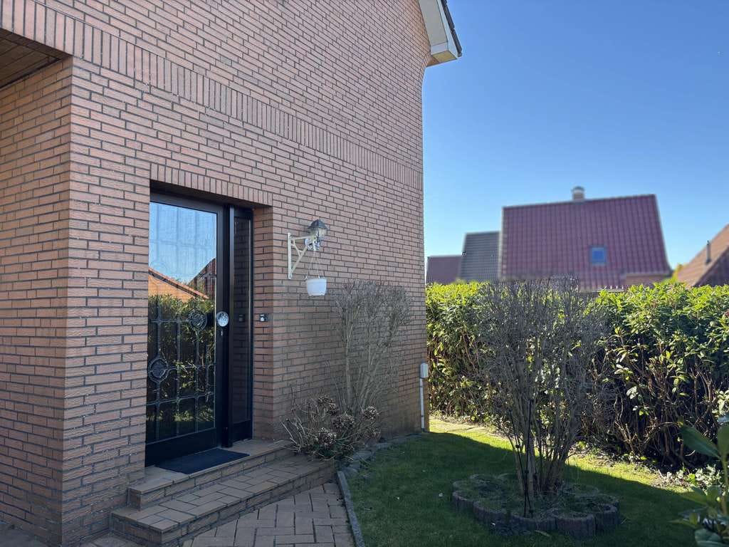 Immobilie in Esens - Zweifamilienhaus mit vielseitigen Nutzungsmöglichkeiten - Bild 2