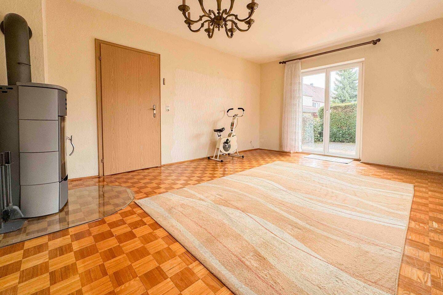 Immobilie in Sünching - Charmantes Einfamilienhaus mit großem Garten und Gestaltungspotenzial in Sünching - Bild 2