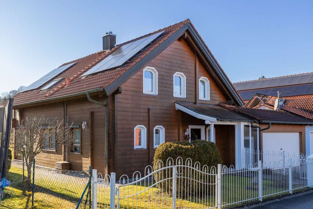 Immobilie in Windach - Baubiologisches Blockbohlen-Massivhaus mit neuer PV-Anlage in wunderbarer Ortsrandlage. - Bild 4