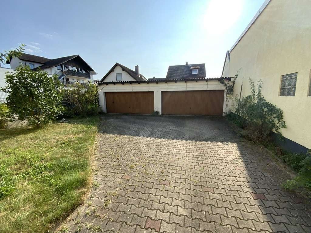 Immobilie in Pfungstadt - Gepflegtes Dreifamilienhaus mit vier Garagen und Garten - Bild 2
