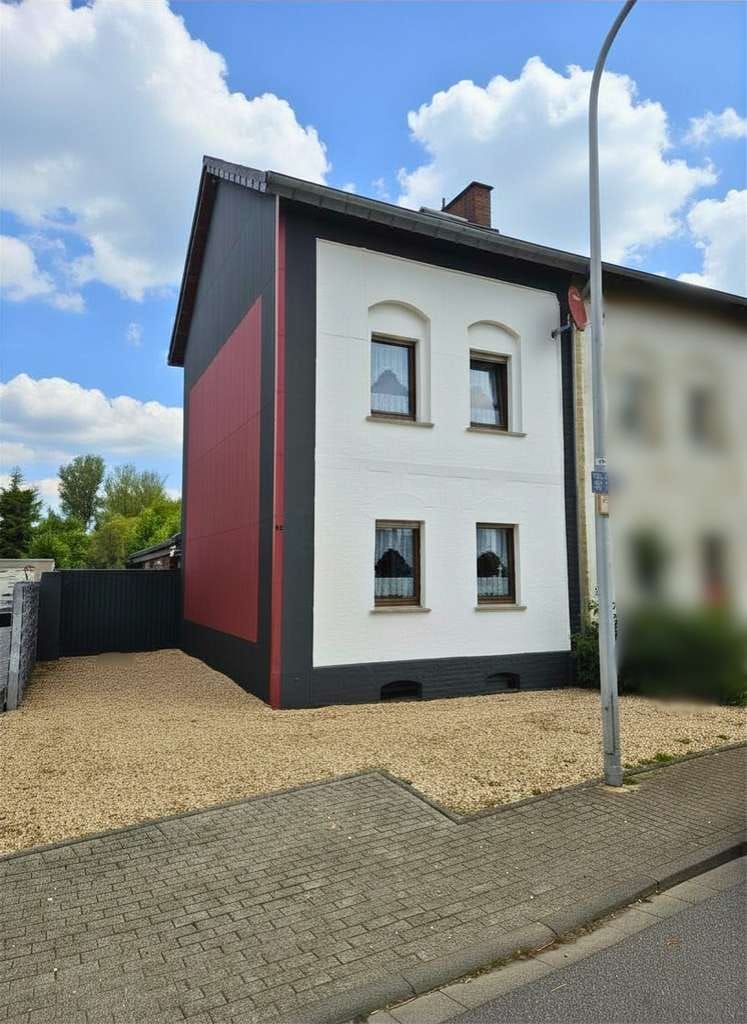 Immobilie in Heinsberg - Viel Platz für Ihre Familie! Schöne Doppelhaus mit großem Grundstück in ruhiger Lage von Heinsberg-K - Bild 0