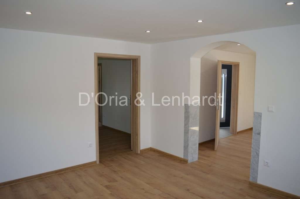 Immobilie in Mallersdorf-Pfaffenberg - Saniertes Einfamilienhaus mit Balkon, Garage und Garten in ruhiger Wohnlage - Bild 3
