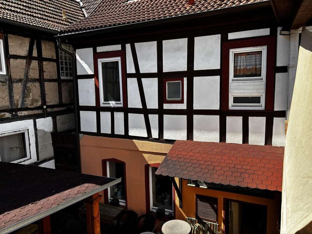 Immobilie in Hofheim in Unterfranken - Schmuckes Stadthaus mit Gewerbefläche im Erdgeschoss, 2 Wohnungen in den Etagen u. einem ruhig gele - Bild 4