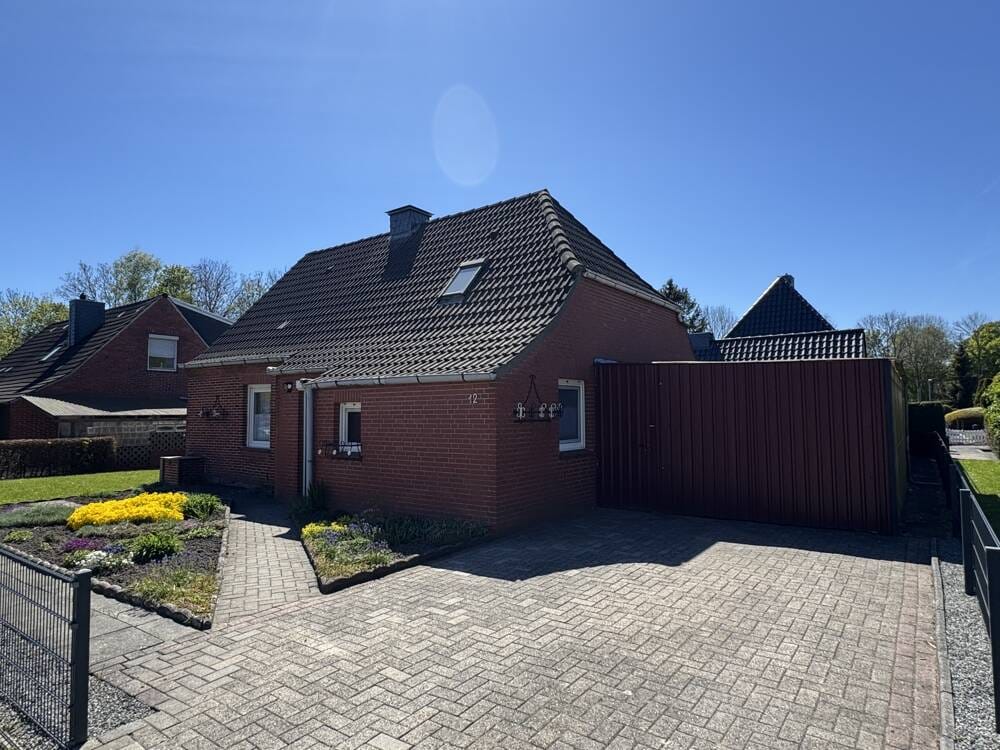 Immobilie in Emden - Renovierungsbedürftiges Einfamilienhaus mit Garage, Carport und großzügigem Grundstück - Bild 2