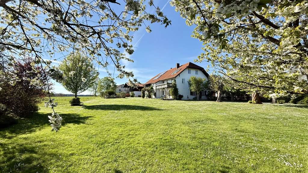 Immobilie in Waging am See - Zauberhafte Landhausvilla mit Künstlerwerkstatt und herrlichen Alpenpanoramablick, Nähe Waginger See - Bild 3