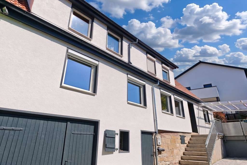 Immobilie in Erdmannhausen - Großzügige 4-Zimmer-Wohnung mit Terrasse, Dachboden und viel Gestaltungspotenzial - Bild 0