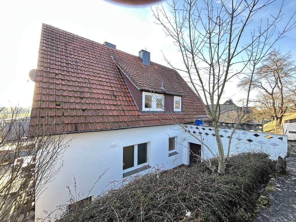 Immobilie in Marsberg - Zweifamilienhaus mit solider Substanz, Garten und Entwicklungspotenzial in Marsberg-Leitmar - Bild 3