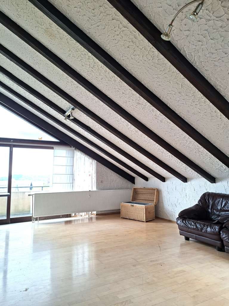 Immobilie in Rainau - Charmante 4-Zimmer-Dachgeschosswohnung mit 2 Balkonen, Gartenanteil und traumhafter Aussicht - Bild 2