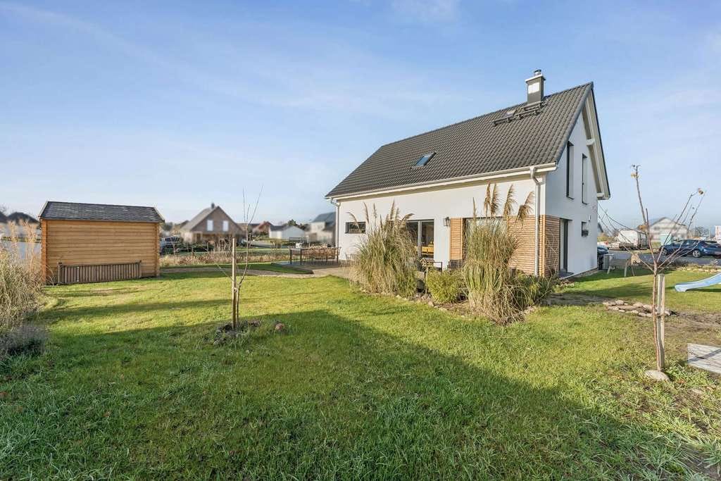 Immobilie in Ummern - Hochwertiges Einfamilienhaus mit Feldblick – moderne Technik & familienfreundliche Lage in Ummern. - Bild 0
