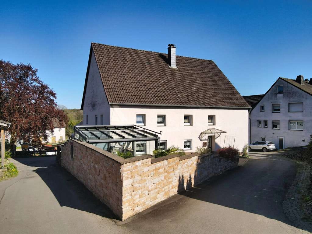 Immobilie in Meinerzhagen - VR IMMO: Saniertes Bauernhaus mit Wohnmobil-Carport – wenig Grundstück, viel Komfort. - Bild 3