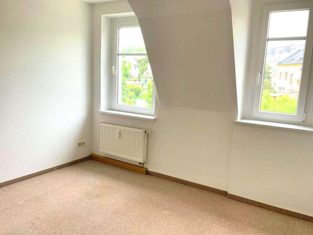 Immobilie in Oelsnitz/Vogtland - Stilvoll Wohnen unterm Dach – denkmalgeschützte 3-Zimmer-Wohnung in Oelsnitz - Bild 3