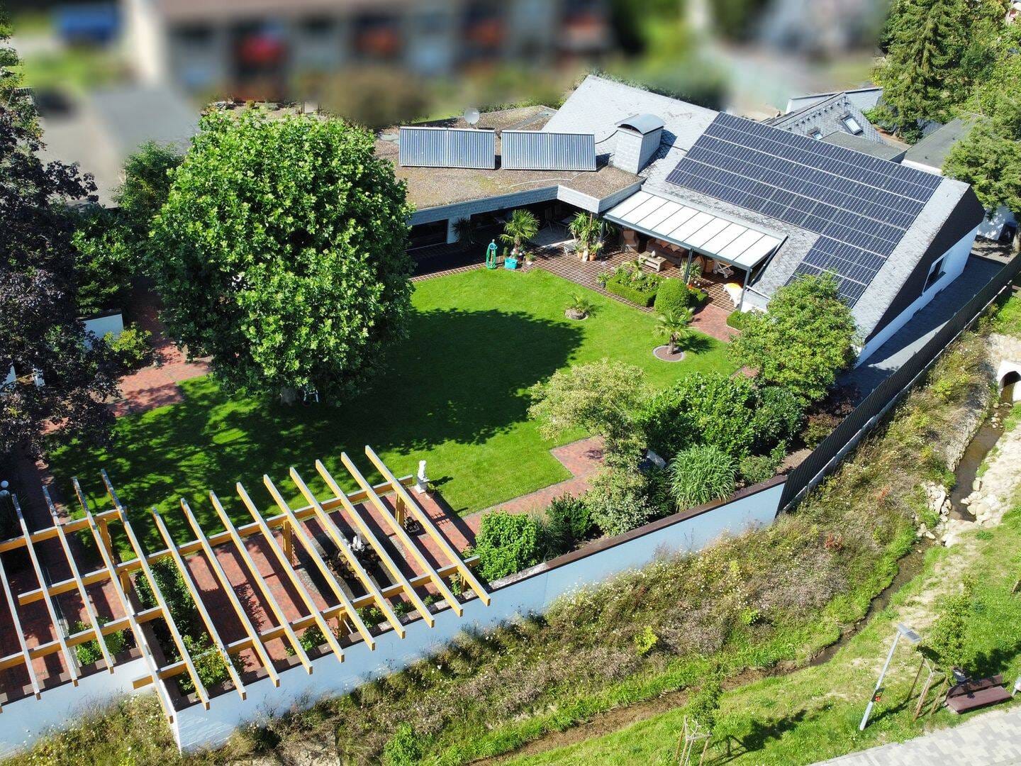 Immobilie in Borgholzhausen - Beeindruckende Liegenschaft mit harmonisch angelegtem Garten in Borgholzhausen - Bild 0