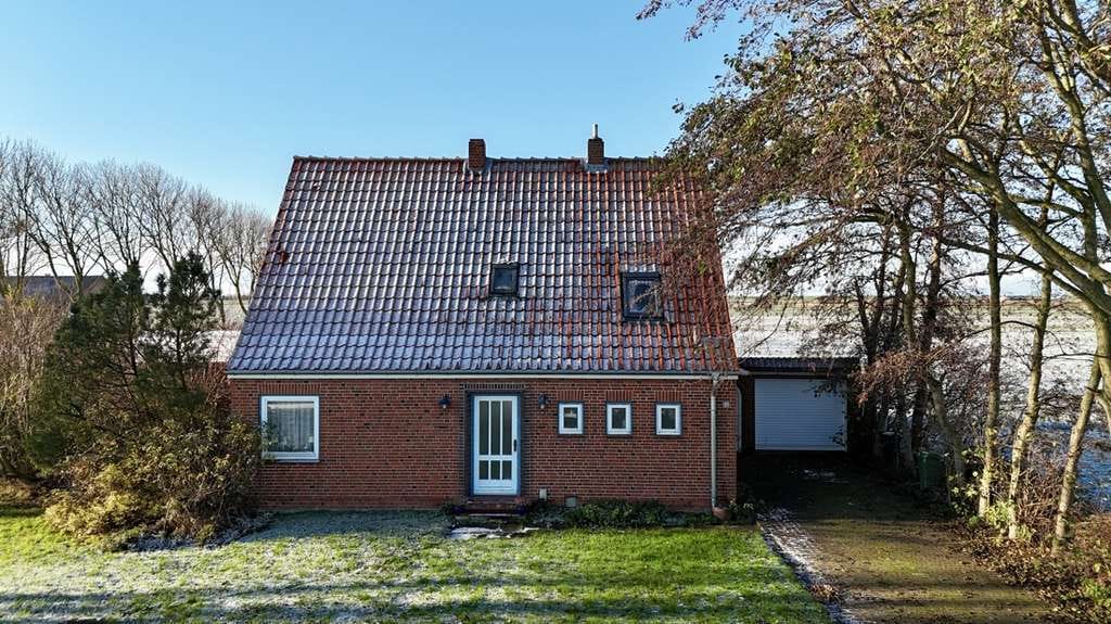 Immobilie in Friedrichskoog - Einfamilienhaus mit Blick über die offene Feldlandschaft - Bild 1