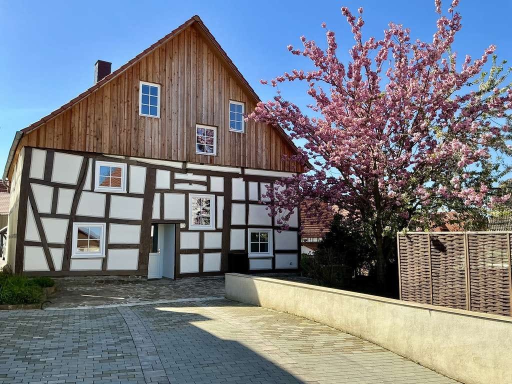 Immobilie in Trendelburg - Kernsaniertes 300j. Fachwerk - direkt an der  Trendelburg !  - Bild 2
