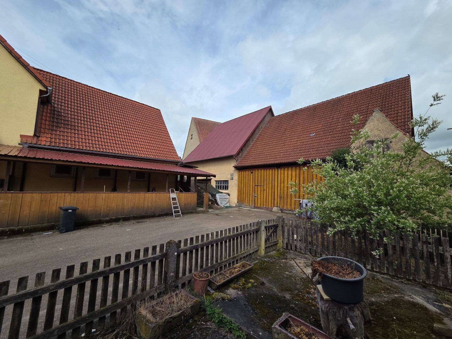 Immobilie in Wallhausen - Ländliches Anwesen mit Stall, Stadel und großem Garten - ideal für Tierhalter & Handwerker - Bild 2