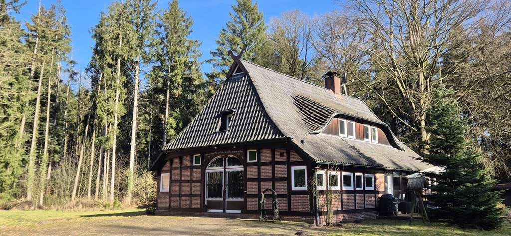 Immobilie in Hemsbünde - Alleinlage mit traumhaftem Waldgrundstück: Historisches Fachwerkhaus mit separatem Bungalow - Bild 0