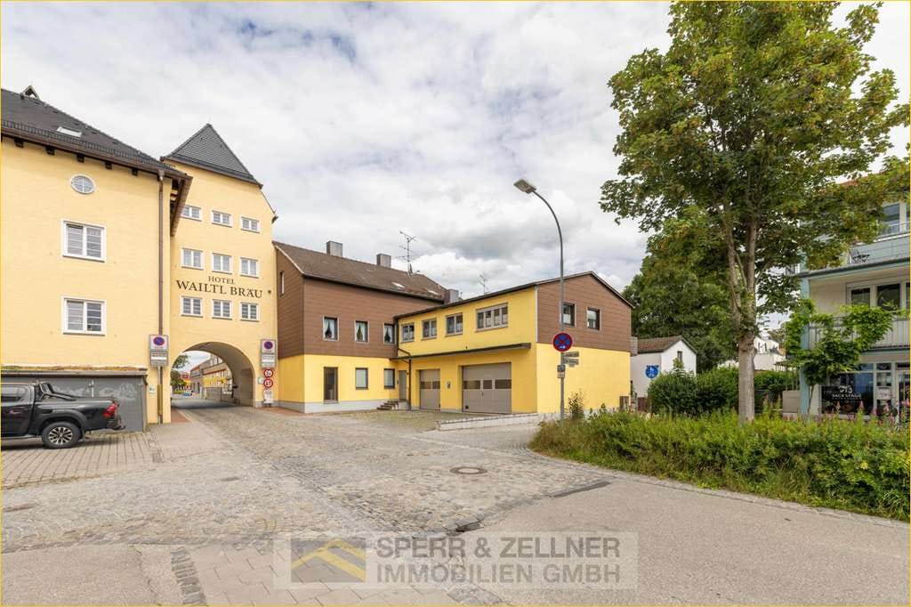 Immobilie in Dorfen - Im Herzen von Dorfen - gepflegtes Wohn- und Geschäftsgebäude: Große Gewerbeeinheit mit Schaufensterf - Bild 2
