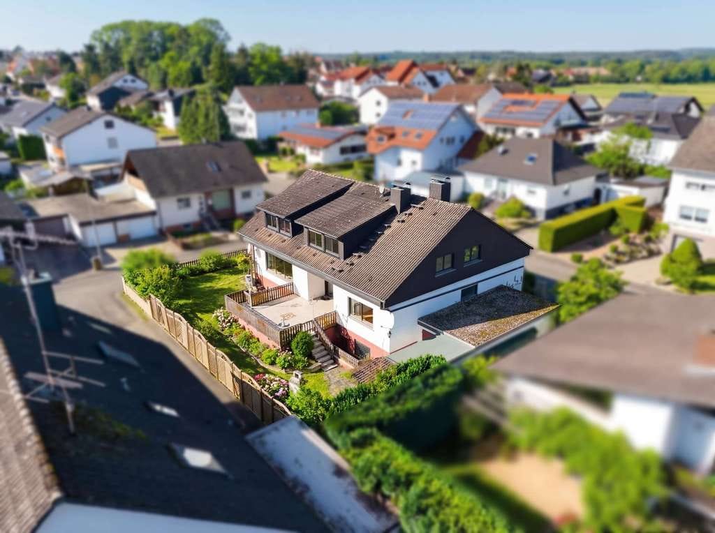 Immobilie in Mehlingen - Attraktives Zweifamilienhaus mit Garten und Garagen - Bild 0