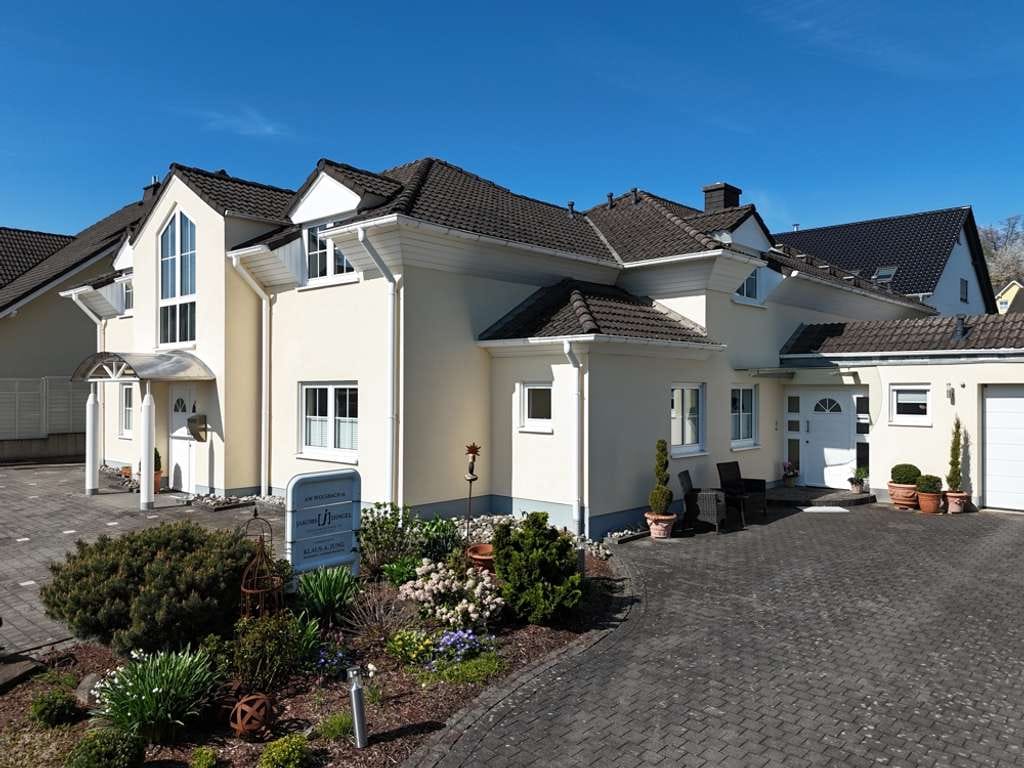 Immobilie in Helferskirchen - Wohntraum für Anspruchsvolle
Exclusives Zweifamilienhaus mit schönem Grundstück - Bild 1