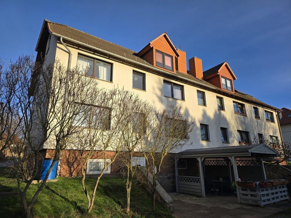 Immobilie in Bleicherode - Moderne Mehrfamilienhaus-Hälfte mit großzügigem Wohngefühl und neuer Heizung - Nähe Bleicherode, eine WE frei - Bild 0