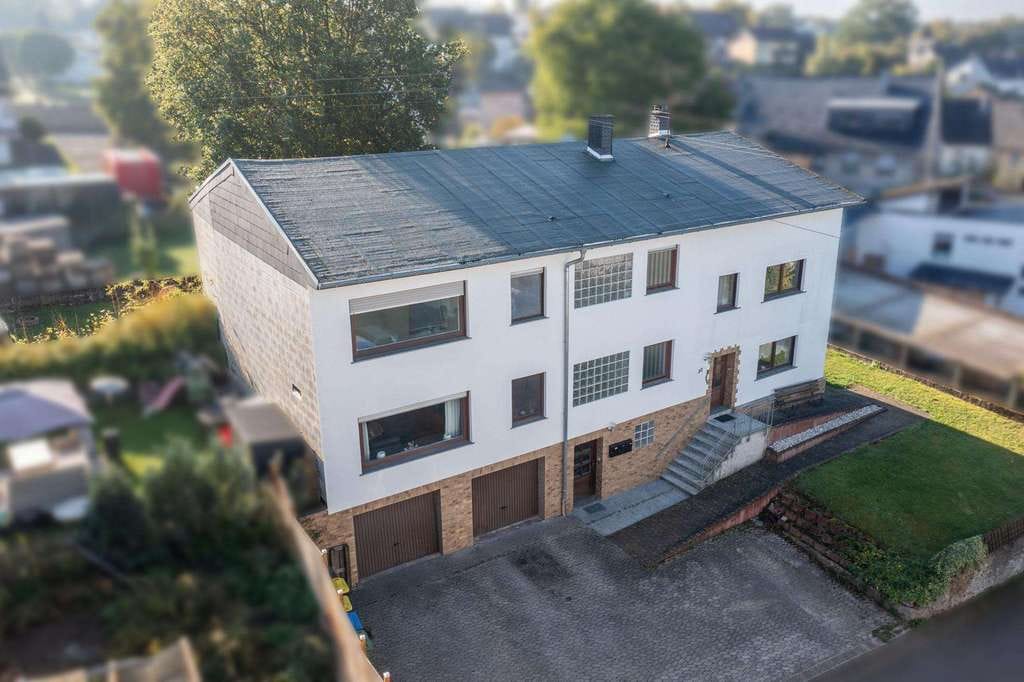 Immobilie in Oberweiler-Tiefenbach - Großes, flexibles Dreifamilienhaus mit Ausbaureserve, zwei Garagen, Hof und Garten - Bild 1