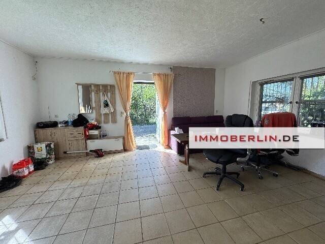 Immobilie in Strausberg - IMMOBERLIN.DE - Sanierungsgelegenheit! Charaktervolles Haus & Nebengebäude auf Südgrundstück - Bild 3