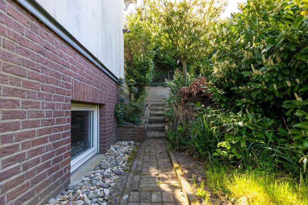 Immobilie in Emmerich am Rhein - Freistehendes Wohnhaus mit Garage und Souterrain in ruhiger Lage am Fuße des Eltenbergs - Bild 4