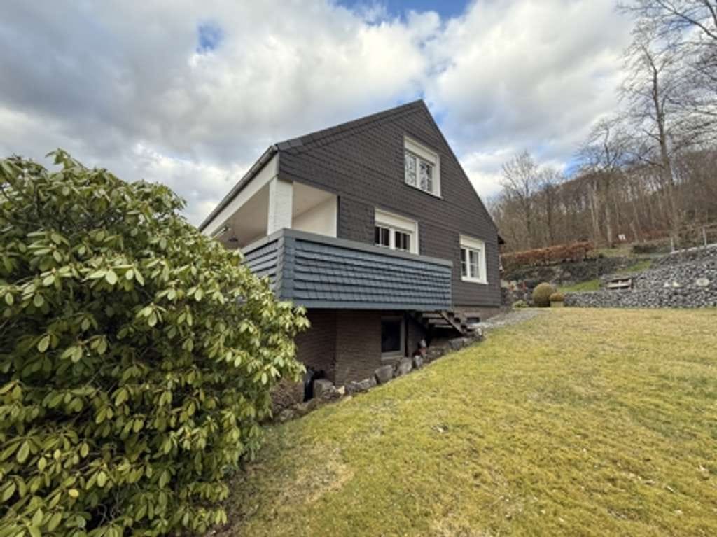 Immobilie in Balve - Geräumiges Einfamilienhaus mit Einliegerwohnung, Garage und großem Grundstück  (Erbpacht) in Balve - Bild 2
