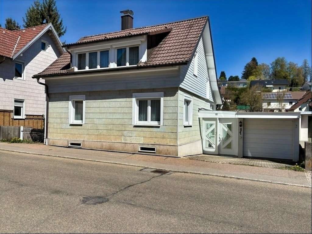 Immobilie in St. Georgen im Schwarzwald - Einfamilienhaus mit Garage - Bild 1