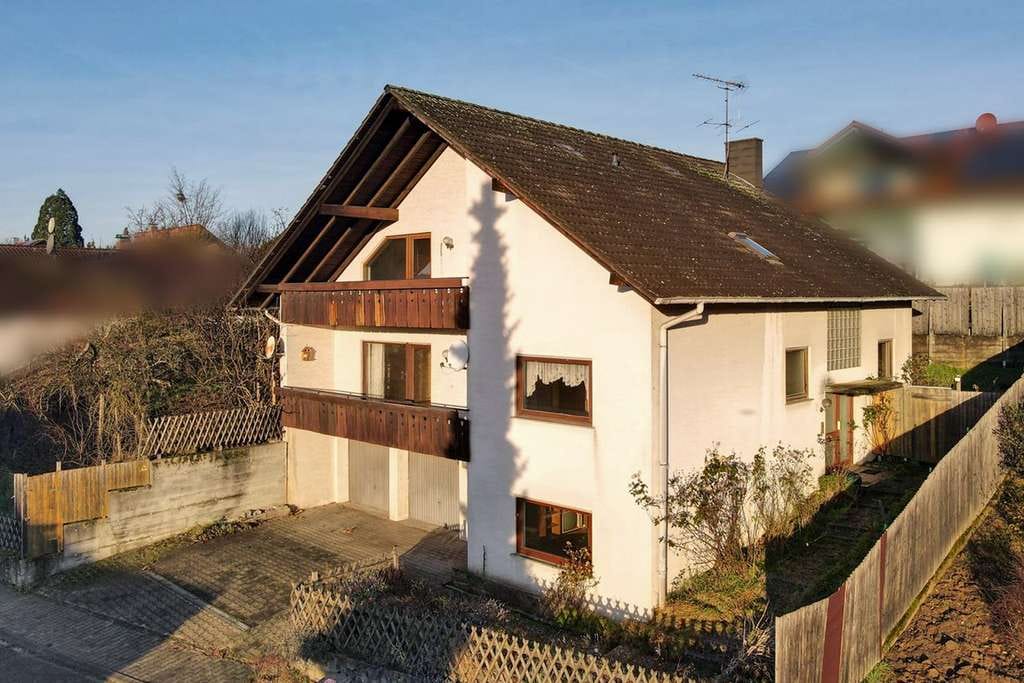 Immobilie in Gondelsheim - Massives, sanierungsbedürftiges Zweifamilienhaus mit 192 qm Wohnfläche in ruhiger Wohnlage - Bild 0