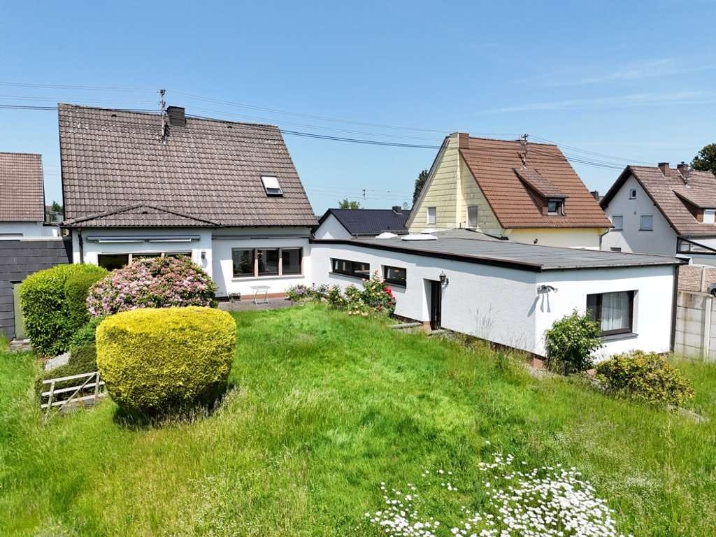 Immobilie in Ransbach-Baumbach - Einfamilienhaus mit Einliegerwohnung/Büro auf schönem Grundstück - Bild 3
