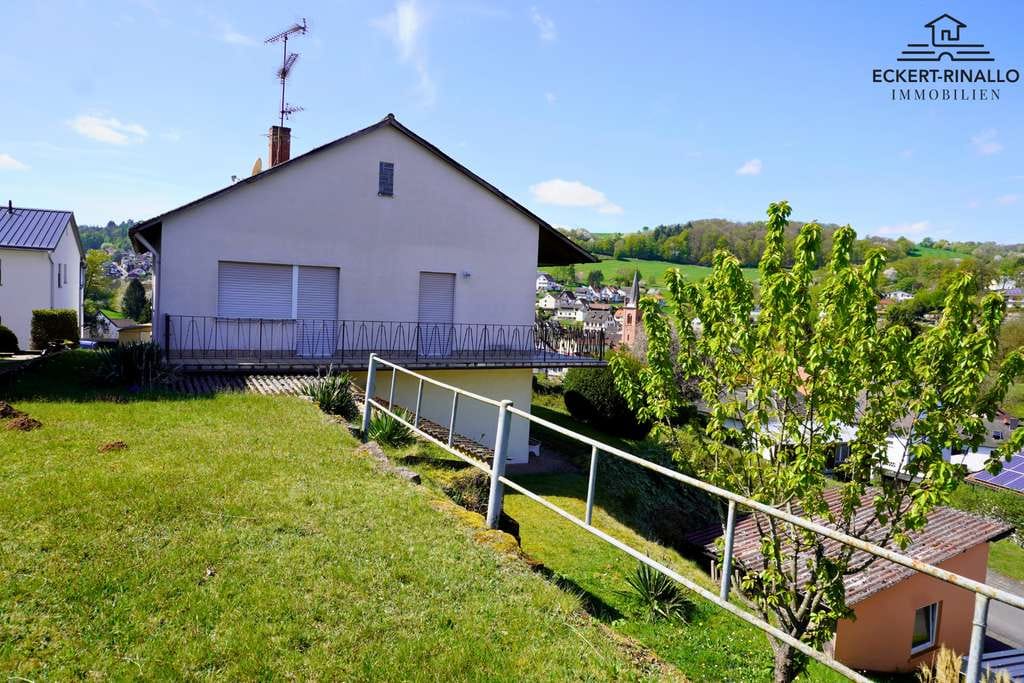 Immobilie in Lützelbach - Eckert-Rinallo Immobilien: Freistehendes Haus mit tollem Ausblick am Ortsrand von Seckmauern - Bild 4