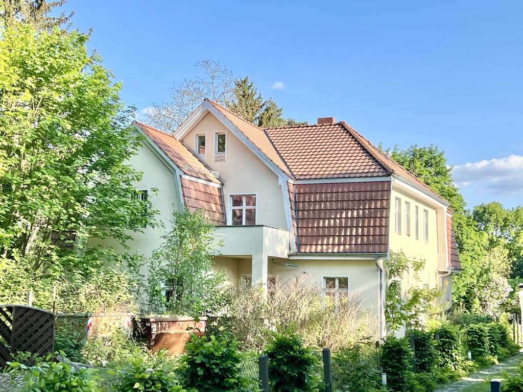 Immobilie in Glienicke/Nordbahn - Sanierungsbedürftige Villa und oder zwei Wohnungen in Glienicke Nordbahn - Bild 0