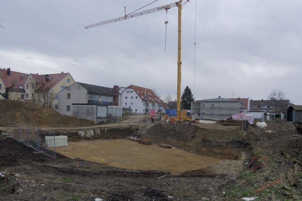 Immobilie in Lauingen (Donau) - Sanierungsbedürftiges Wohnhaus mit zwei Einheiten und Garagengrundstücken. - Bild 2