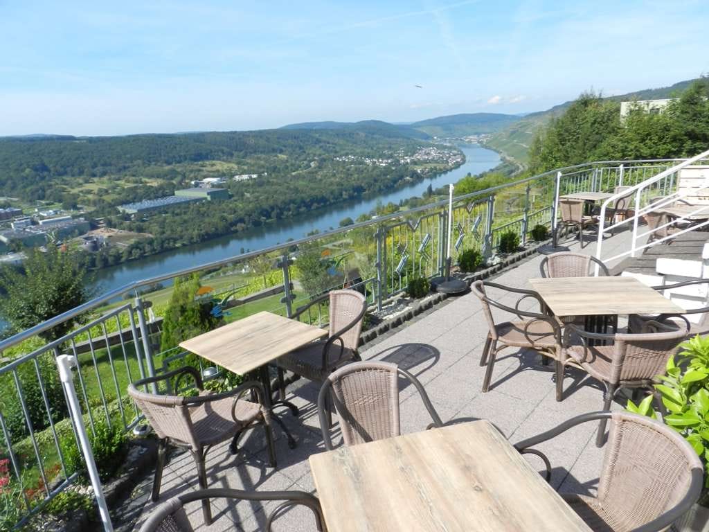 Immobilie in Bernkastel-Kues - Blick auf Bernkastel-Kues! Privates Wohnhaus/B&B/Hotel/Restaurant mit 180 Grad-Blick ins Moseltal! - Bild 3