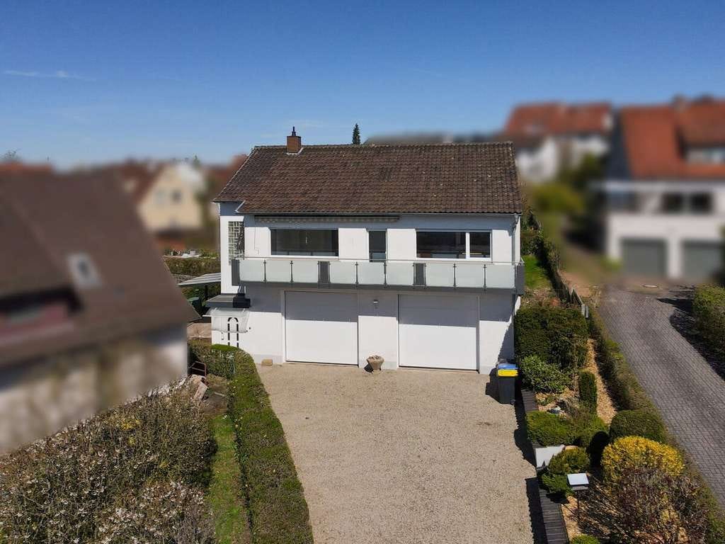 Immobilie in Petersberg - Einfamilienhaus in Petersberg mit Balkon, Garage und Ausbaupotenzial - Bild 0