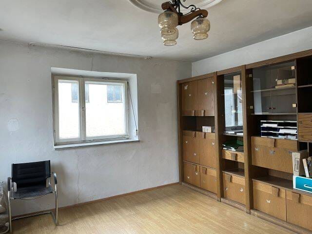 Immobilie in Neufahrn in Niederbayern -  Älteres, renovierungsbedürftiges Einfamilienhaus mit separatem Ausstellungspavillon - Bild 4