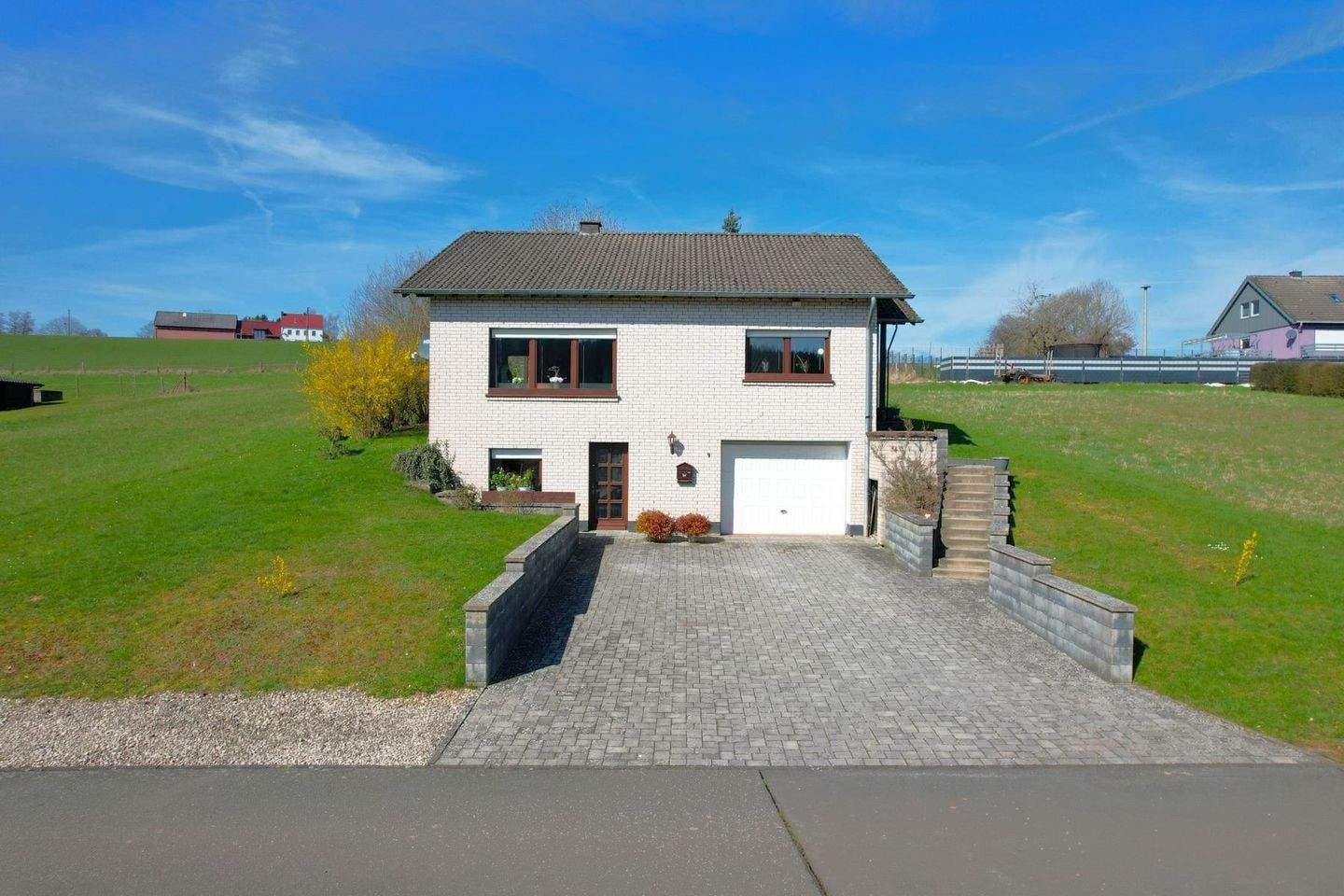 Immobilie in Kopp - Ruhig gelegenes, freistehendes Einfamilienhaus + 2 zusätzliche Baugrundstücke, mit überdachter Terrasse, Garage und herrlicher Aussicht in Kopp - Bild 1